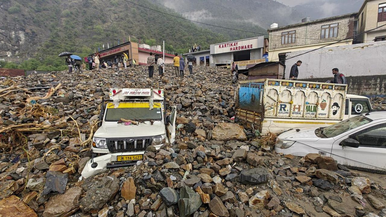 जम्मू काश्मिरात आभाळ फाटले; तिघांचा मृत्यू, 100 जणांना वाचवले