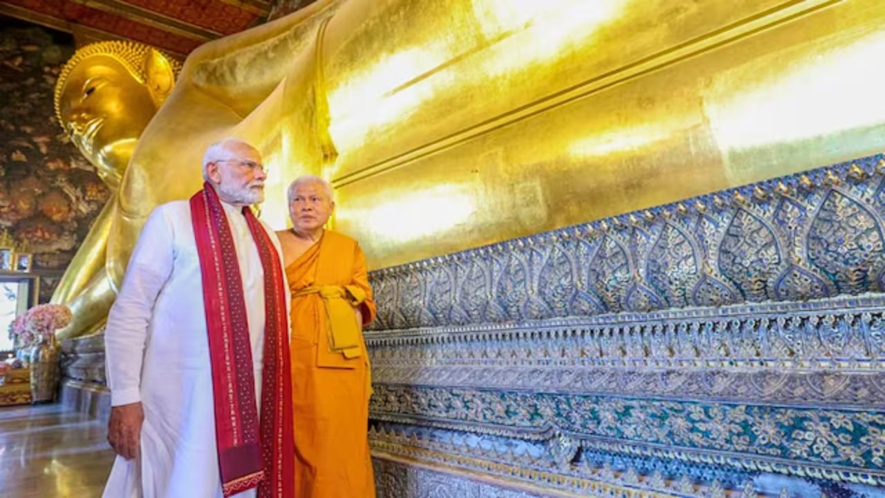 वाट फ्रा चेटूफोन विमोनमंगकलाराम रत्चावोरमविहानला वाट फो म्हणून ओळखले जाते. त्यात थायलंडमधील बुद्ध प्रतिमांचा सर्वात मोठा संग्रह आहे आणि हे देशातील सर्वात जुने सार्वजनिक शिक्षण केंद्र आहे.