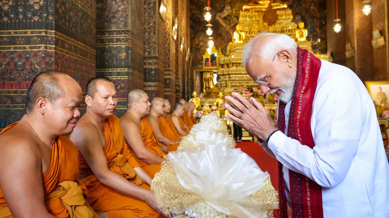 पंतप्रधान नरेंद्र मोदी यांनी शुक्रवारी बँकॉकच्या वट फो मंदिराला भेट दिली, जे स्थापत्यकलेसाठी प्रसिद्ध आहे आणि भगवान बुद्धांच्या 46 मीटर उंच मूर्तीला भेट दिली.