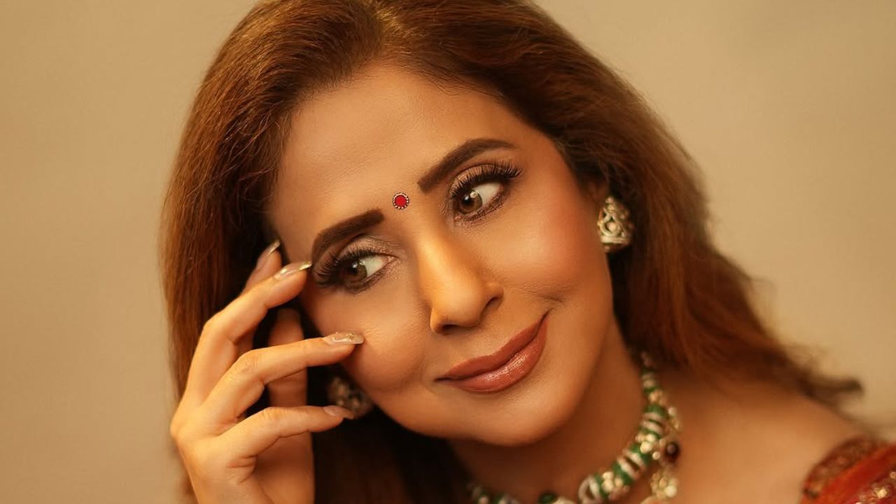 उर्मिला मातोंडकरयांनी शेअर केलेल्या फोटोमध्ये सुंदर सिल्क साडी परिधान केली आहे. ज्याचा रंग लाल आहे. अभिनेत्रीचा हा लुक पाहून चाहते खूप आनंदी झाले आहेत. 