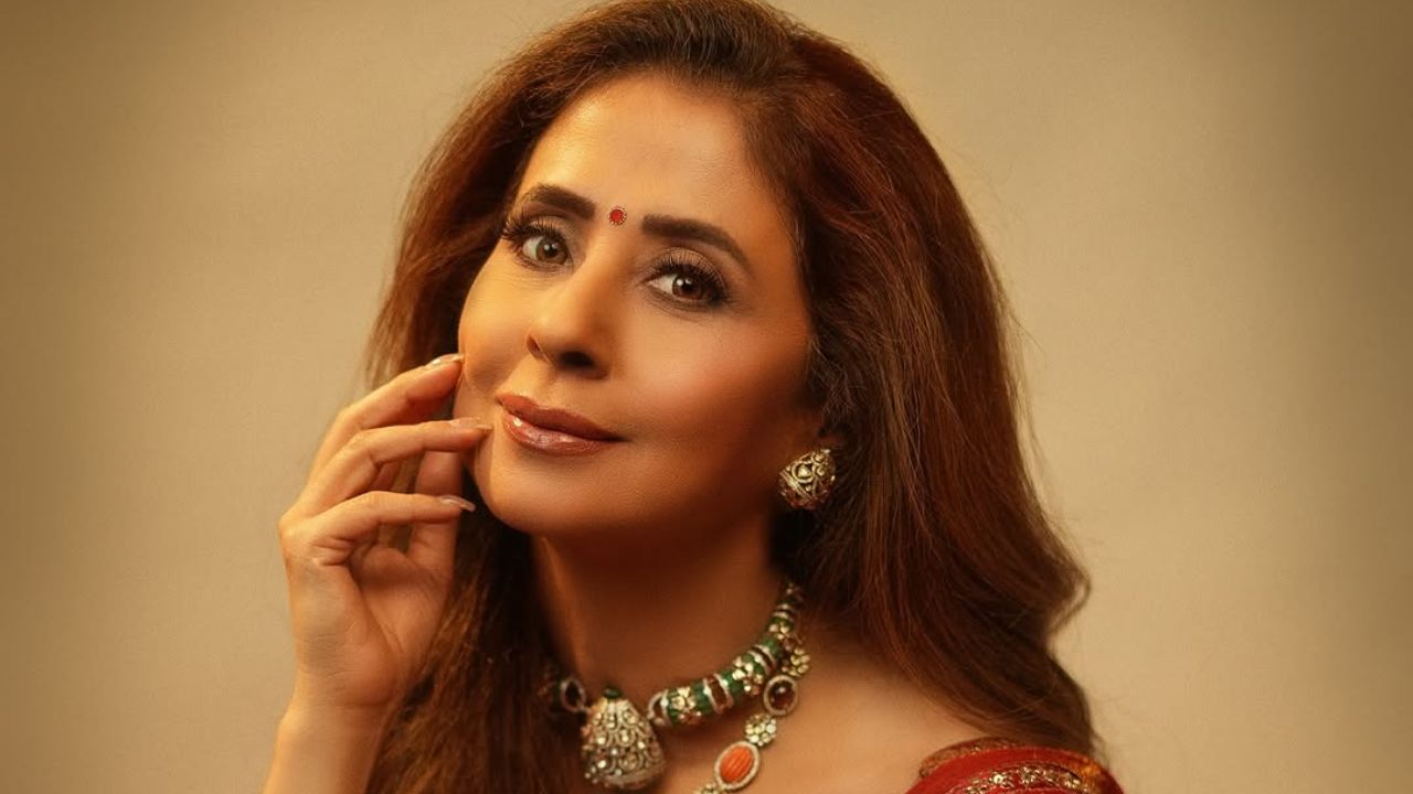 आज अक्षय्य तृतीयानिमित्त लोक एकमेकांना शुभेच्छा देत आहेत. तसेच याचनिमित्ताने अभिनेत्री उर्मिला मातोंडकर यांनीसोशल मीडियावर जबरदस्त साडी मधील मराठमोळा लुक शेअर करून चाहत्यांना घायाळ केले आहे. 
