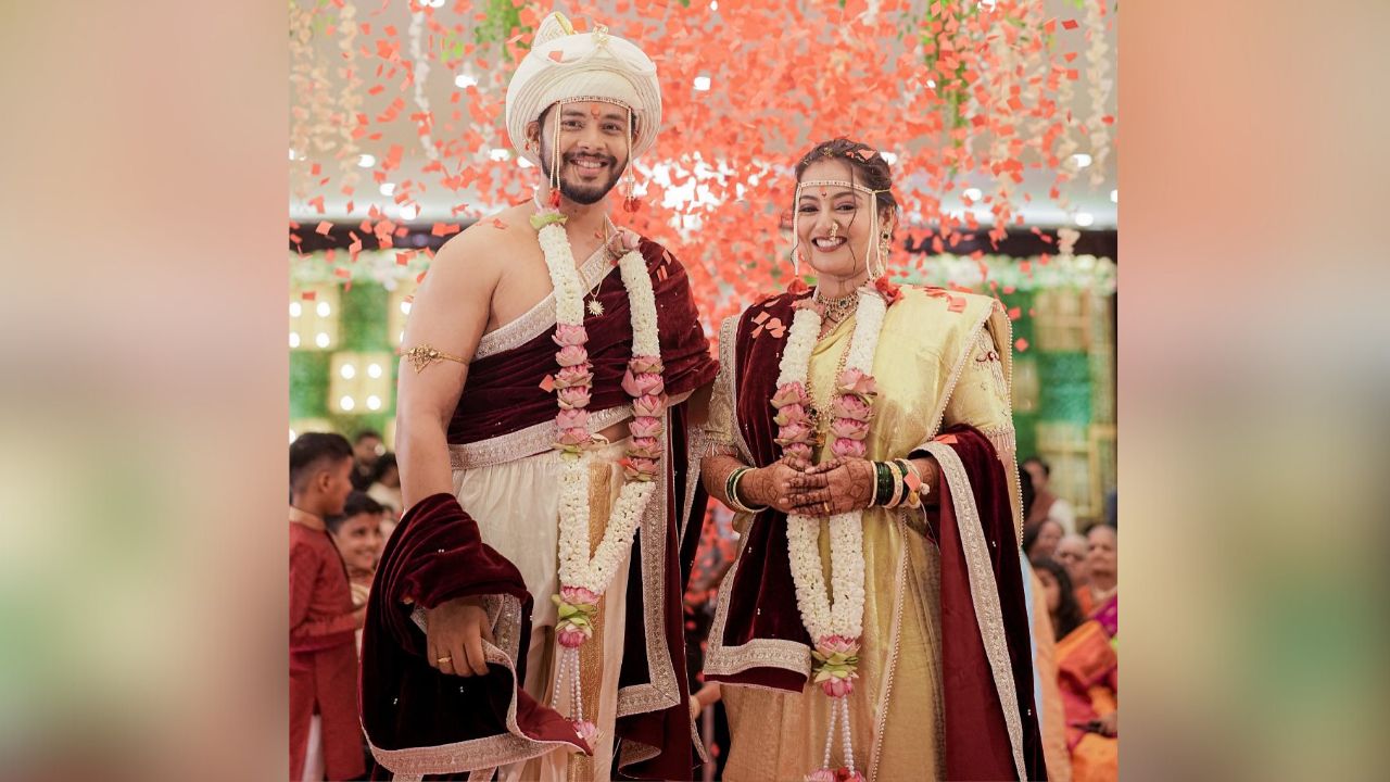 अक्षय आणि साधनाने ९ मे २०२५ रोजी लग्नगाठ बांधली. काही तासांपूर्वीच इन्स्टाग्रामवर अक्षयने लग्नाचे फोटोज शेअर केले आहेत. या शेअर केलेल्या फोटोंमध्ये त्यांनी लग्नातील पारंपारिक विधी दरम्यानचे आणि रिसेप्शन दरम्यानचे फोटो शेअर केले आहेत.