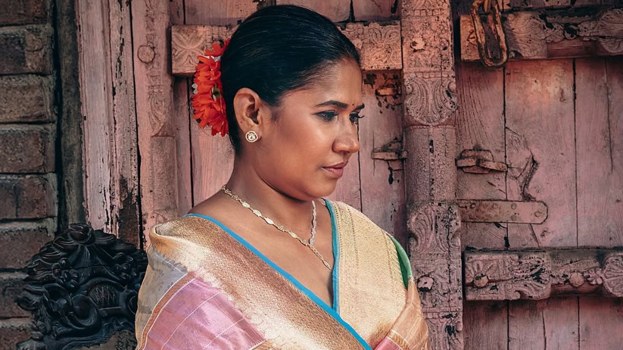 अभिनेत्री छाया कदम यांनी या साडीवर साधा मेकअप आणि गळ्यात एक सुंदर सोनेरी चैन घातली आहे. तसेच त्यांनी केसांचा अंबाडा बांधून केसरी गजरा लावून त्यांनी हा लुक पूर्ण केला आहे. 