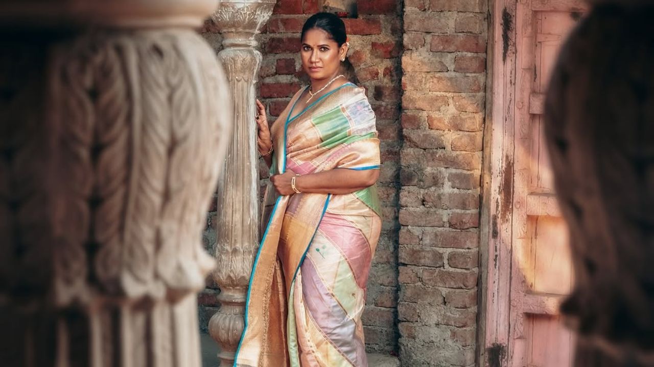 छाया कदम यांचा हा संपूर्ण लुक खूप मोहक आहे. त्यांचे फोटो पाहून चाहते त्यांना कंमेंट करत आहेत. अभिनेत्रीने वेगवेगळे पोज देऊन फोटोशूट केले आहे. 