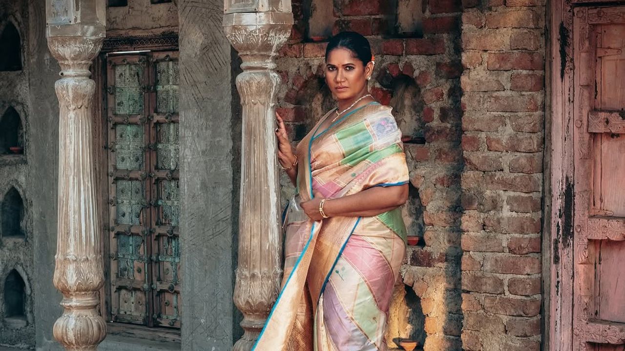 अभिनेत्री छाया कदम यांनी शेअर केलेल्या फोटोमध्ये रंगीबेरंगी सोनेरी साडी परिधान केली आहे. तसेच साडी तिच्यावर खूप सुंदर दिसत आहे. 