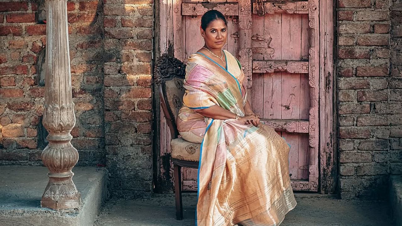 अभिनेत्री छाया कदम यांनी नुकतेच त्यांचे ताजे फोटो शेअर केले आहे. ज्यामध्ये ती खूपच सुंदर आणि आकर्षित दिसत आहे. अभिनेत्रीची साडी तिच्यावर खूपच शोभून दिसत आहे. 