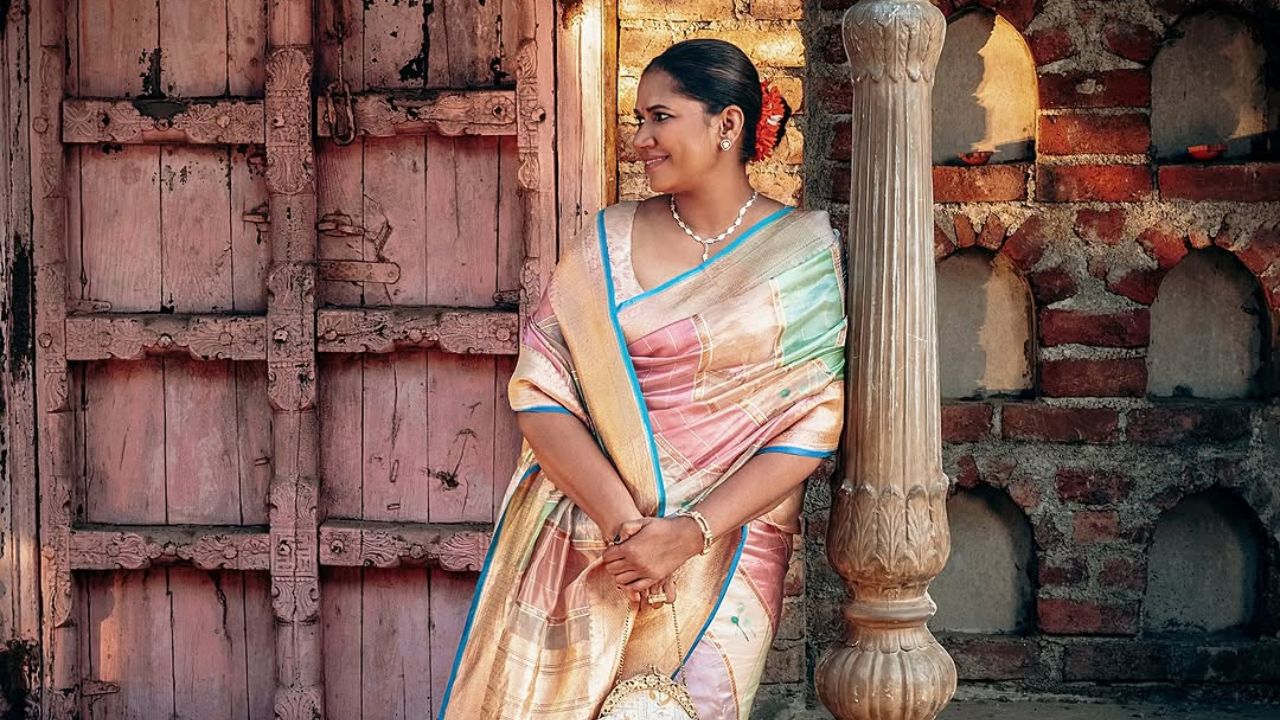 तसेच या साडीवरील लुक पूर्ण करण्यासाठी छाया कदम यांनी कपाळावर चंद्रकोर टिकली देखील लावली. त्यांचा हा साधा आणि मोहक लुक चाहत्यांना आवडला आहे. 