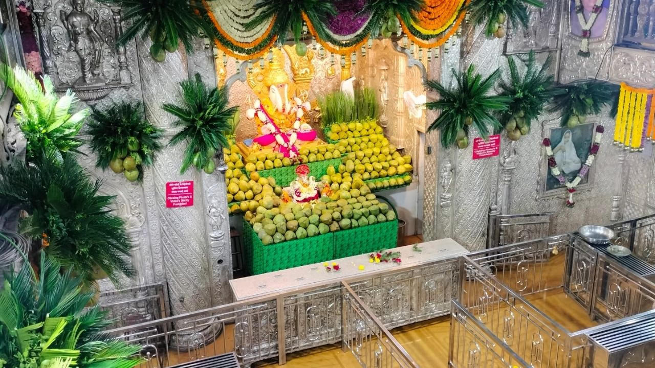 त्याचबरोबर मंदिराच्या सभामंडप आणि बाहेरील बाजूस देखील शहाळ्यांची आकर्षक आरास करण्यात आली आहे. 