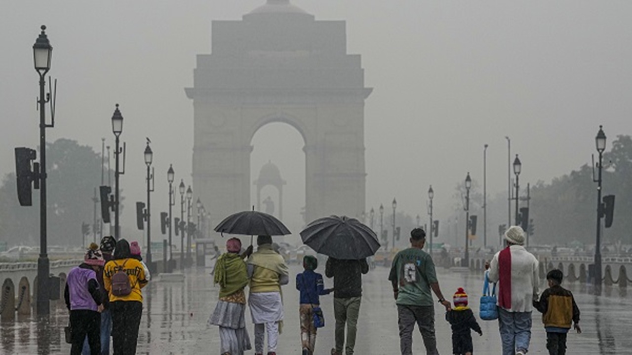Delhi Rain : दिल्लीत पावसाचा हाहा:कार! घरावर झाड कोसळून आईसह 3 मुलांचा दुर्दैवी अंत, वाहतूक आणि विमान वाहतूक सेवा विस्कळीत