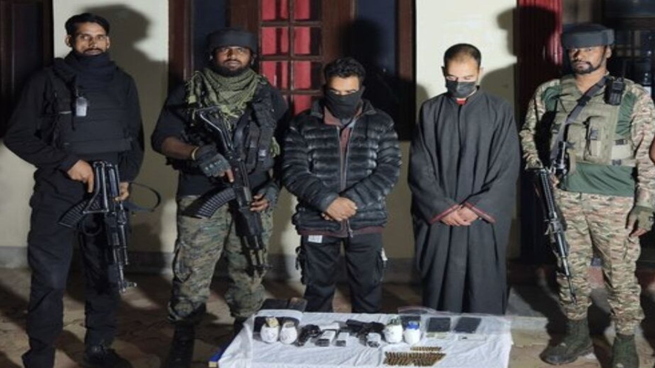 Jammu And Kashmir : पहलगाम दहशतवादी हल्ल्यानंतर आतापर्यंत १०० हून अधिक ‘स्वदेशी माहिती देणाऱ्यांना’ अटक; शस्त्रे आणि दारूगोळा जप्त