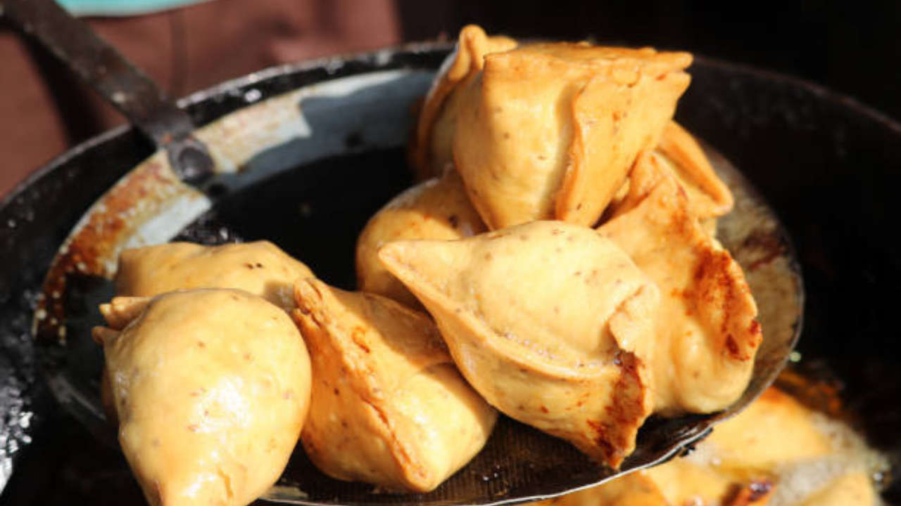 समोसे इत्यादी तळलेले पदार्थ जास्त प्रमाणात सेवन केल्याने लिव्हरवर परिणाम होतो. तळलेले पदार्थ जास्त प्रमाणात खाल्ल्याने लिव्हरच्या कार्यावर मोठा परिणाम होतो. जर तुम्ही जास्त प्रमाणात तेलकट पदार्थांचे सेवन करत असाल तर आजपासूनच त्या कमी करा, अन्यथा तुमचे यकृत खराब होऊ शकते