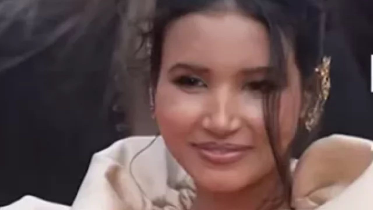 या ड्रेसवर जोडलेला सिल्क ओव्हरकोट तिच्या या सुंदर मिनी-ड्रेसची शोभा वाढवत होता. तर ओव्हरकोट खांद्याच्या बाजूने फुगलेला होता. तसेच नॅन्सीने मोती-एम्बेडेड हँडबॅग घेतली होती, जी या ड्रेसवर अतिशय आकर्षित दिसत होती. 