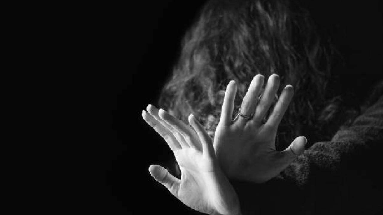 Crime News: कुटुंबातही ‘ती’ असुरक्षितचं; अंथरुणात मुलगी झोपली असताना पित्यानेच केला….,