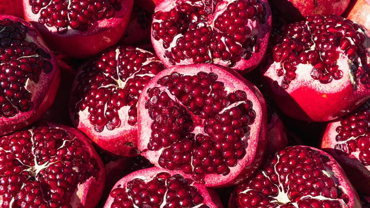 डाळिंबामध्ये फाइटोएस्ट्रोजेन्स (Phytoestrogens) असतात, जे नैसर्गिक हार्मोन्ससारखे वागून हार्मोनल असंतुलन टाळण्यास मदत करतात.