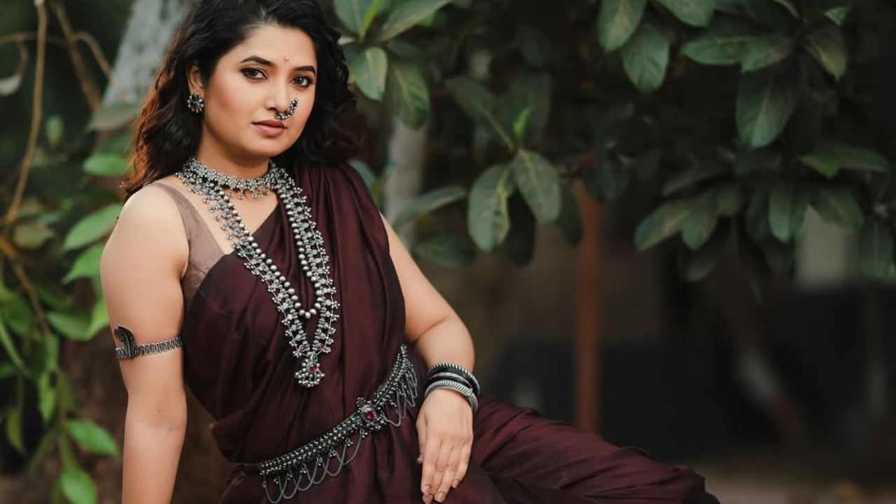 ऑक्सिडाईज्ड चोकर, साज, मोहनमाळ, कानातले आणि हातात नागाचा आकार असणारा दंड, अंगठी, तर माणिक लावलेला कंबरपट्टा आणि हातात ऑक्सिडाईज्ड बांगड्या असा श्रृंगार प्राजक्ताने केलाय