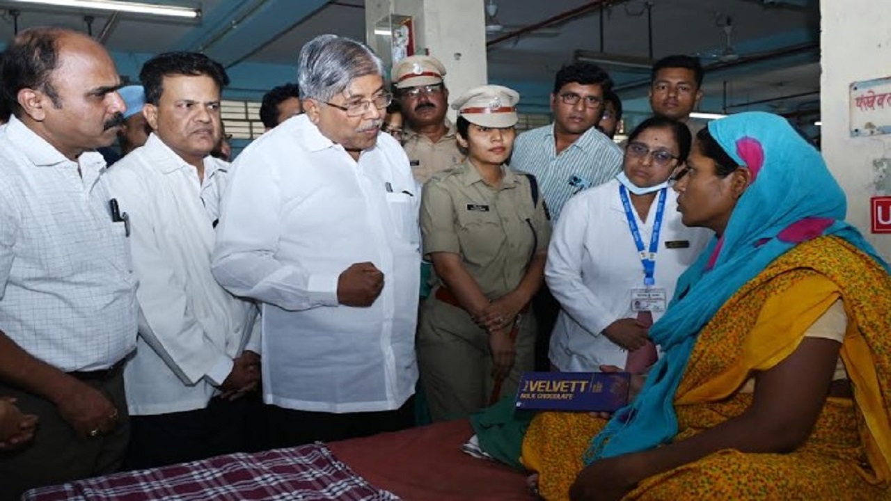 पालकमंत्री चंद्रकांत पाटील यांची ‍मिरज शासकीय रूग्णालयाला भेट; ‘त्या’ प्रकरणाची घेतली माहिती