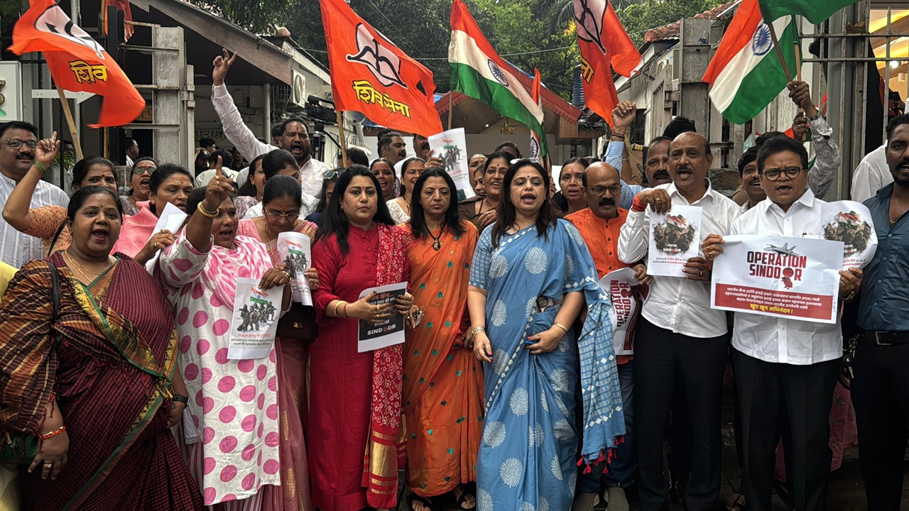 'ऑपरेशन सिंदूर'नंतर शिवसेनेकड़ून जल्लोष, पहलगाम हल्ल्याचा बदला घेतल्याबद्दल शिवसैनिकांचा आनंदोत्सव (फोटो सौजन्य-X)