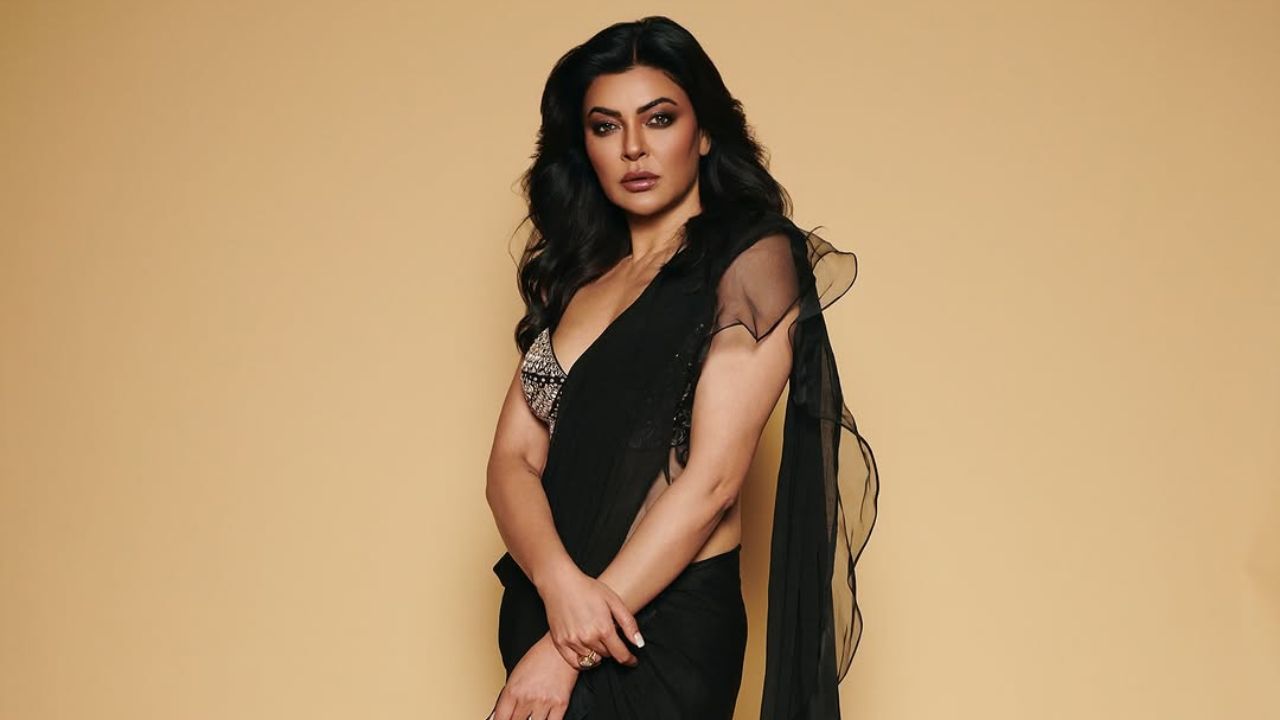 बॉलिवूड अभिनेत्री आणि मिस युनिव्हर्स सुष्मिता सेनने शेअर केलेल्या फोटोमध्ये काळ्या रंगाची साडी परिधान केली आहे. तसेच अभिनेत्रीच्या साडीवरील ब्लाउस हा सिल्वर डायमनने जडलेला आहे. 