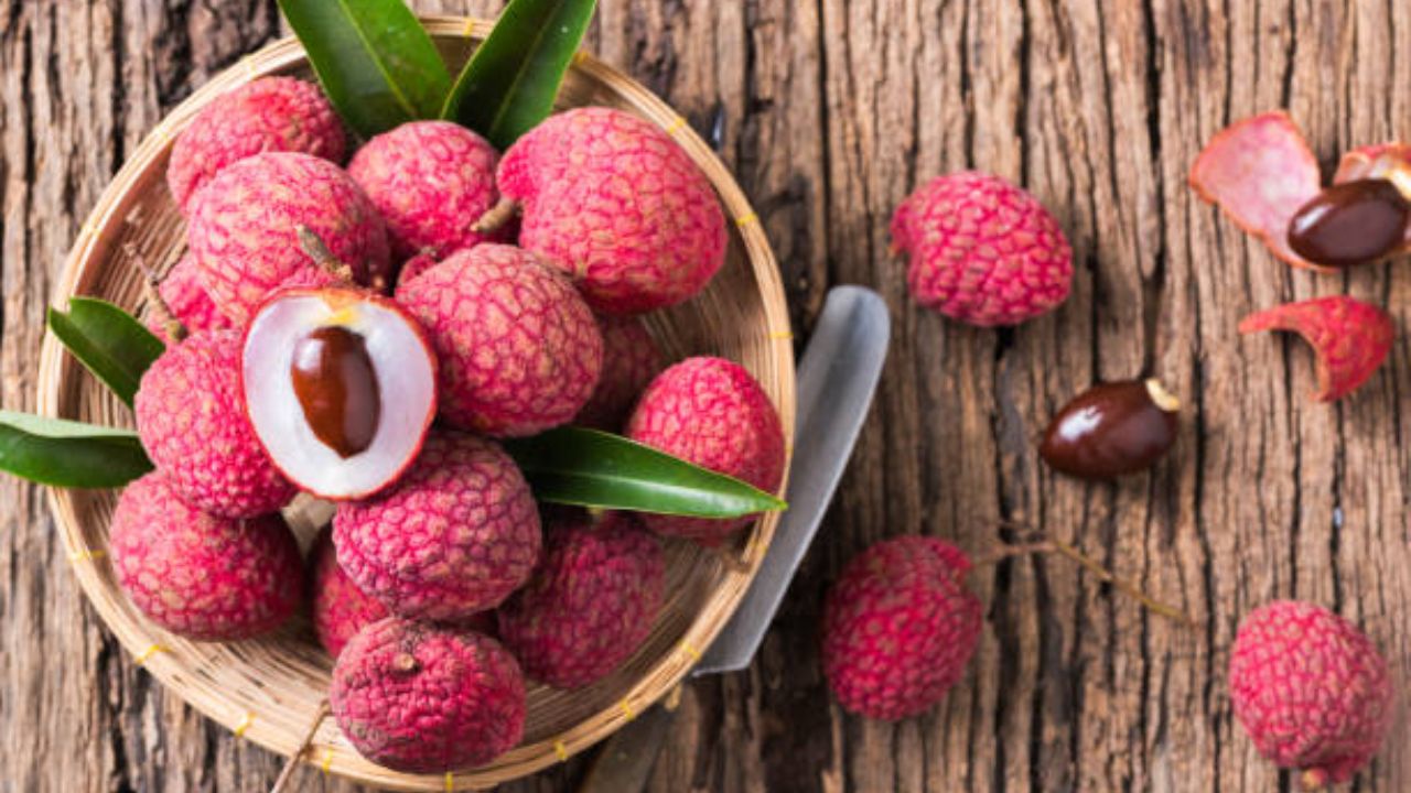 लिचीमध्ये लोह, तांबे, कॅल्शियम इत्यादी अनेक घटक मोठ्या प्रमाणावर आढळून येतात. त्यामुळे लिचीचे सेवन केल्यास हाडे मजबूत राहतात. 