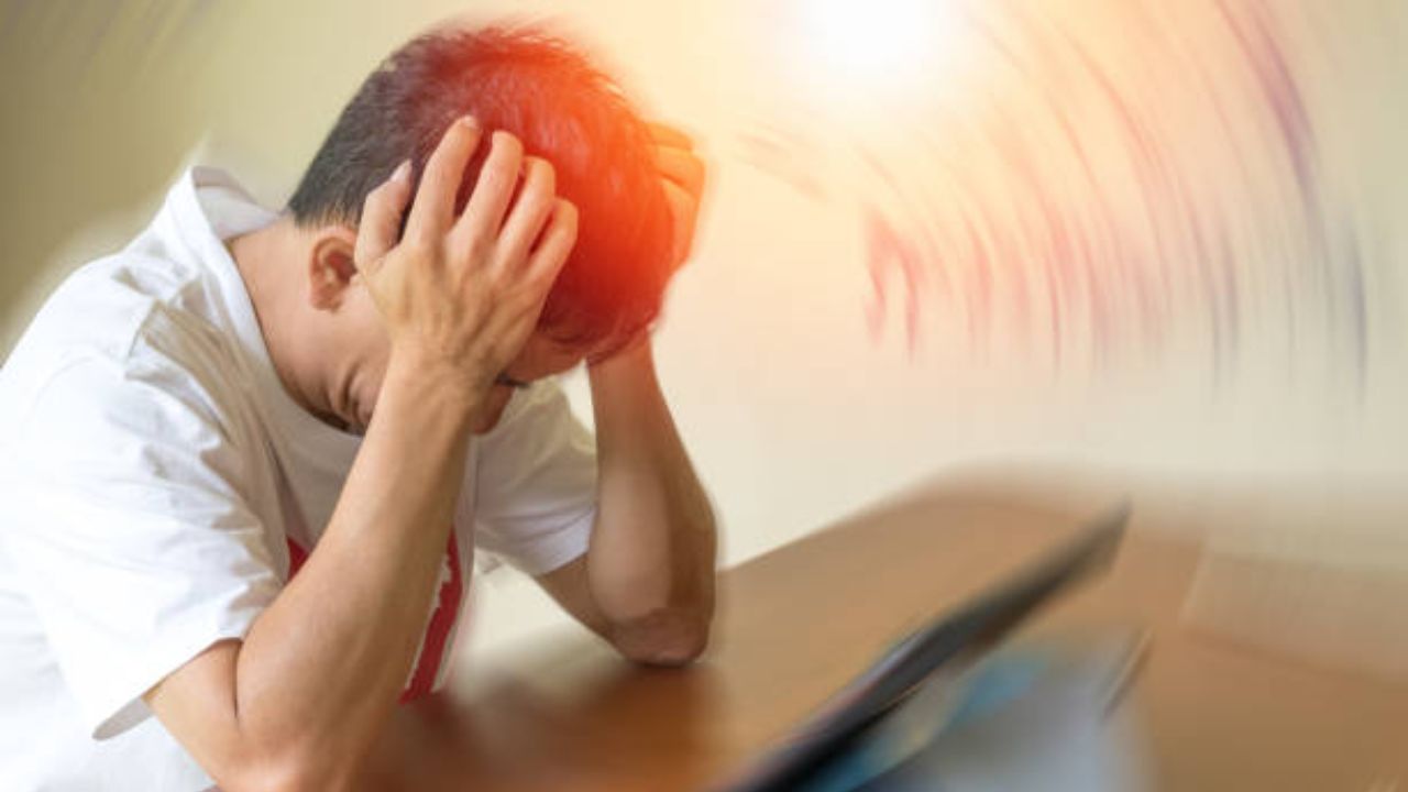 डोके दुखीमुळे त्रस्त आहात? ‘हे’ घरगुती उपाय करून तात्काळ मिळवा आराम, मायग्रेनची समस्या होईल दूर