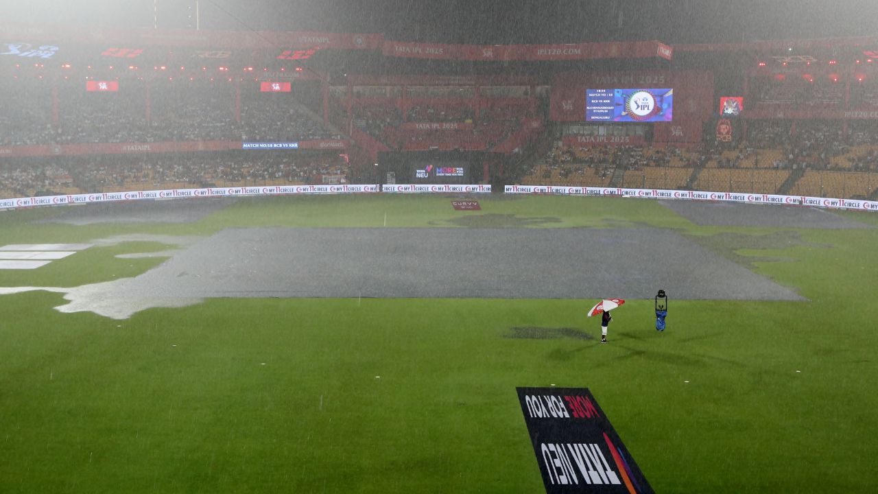RCB vs KKR सामन्याआधी मुसळधार पाऊस! मॅच सुरू व्हायला होणार उशीर