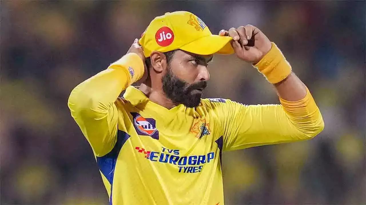 भारताचा स्टार अष्टपैलु रविंद्र जडेजा याने देखील हा विक्रम नावावर केला आहे. 2021 मध्ये हर्षल पटेलच्या विरोधात रविंद्र जडेजाने पहिल्या 3 बॅालमध्ये 3 षटकार मारले होते तर तिसरा बॅाल नो बॅाल झाला त्यामुळे आणखी एक बॅाल एक्ट्रा मिळाला. त्यानंतर त्याने 6, 2, 6, 4 असे मारले आणि एकाच ओव्हरमध्ये 37 धावा केल्या. फोटो सौजन्य - IndianPremierLeague