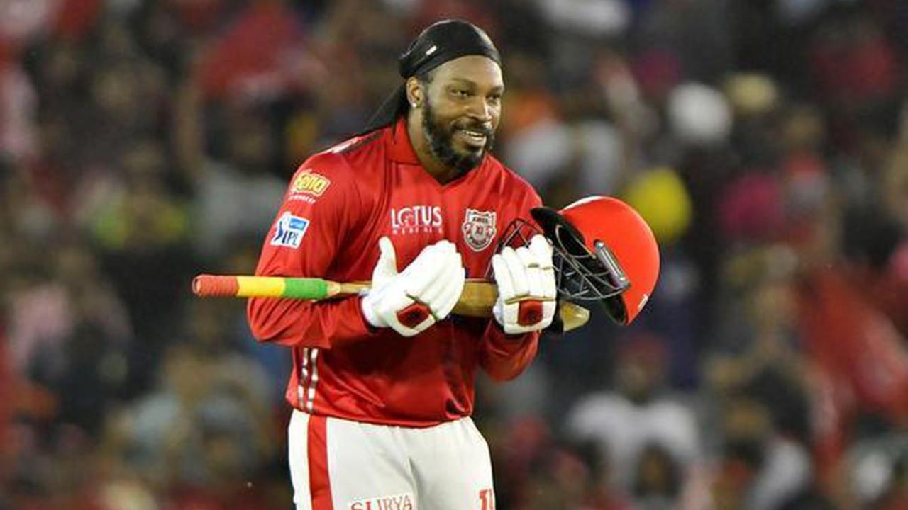 2012 मध्ये रॅायल चॅलेंजर्स बंगळुरुचा स्टार ख्रिस गेल याने एकाच ओव्हरमध्ये 5 षटकार मारण्याचा रेकॅार्ड नावावर केला होता. हो रेकॅार्ड त्याने राहुल शर्मा याच्या विरूध्द केला होता. फोटो सौजन्य - IndianPremierLeague