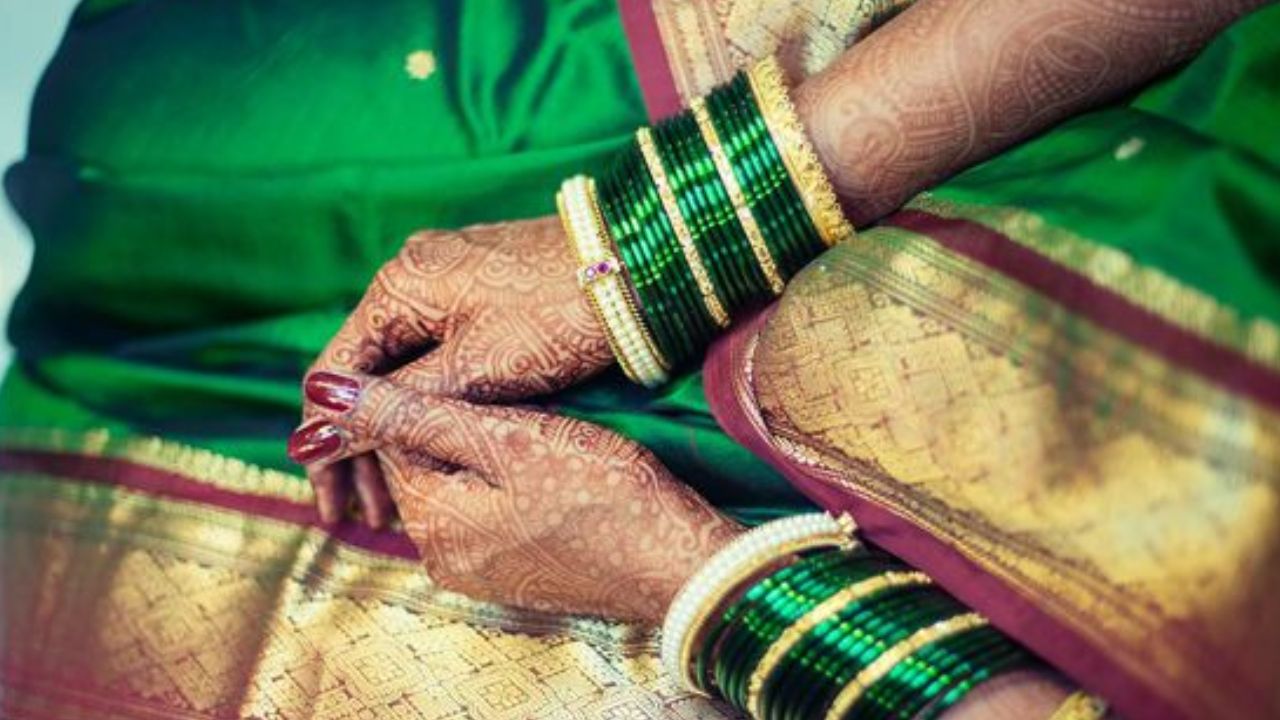 लग्न झालेल्या मुलींच्या हातात हिरव्या बांगड्या असतात. पूर्वीपासून ते आत्तापर्यंत परंपरेनुसार मुलीच्या हातात हिरव्या बांगड्याच असतात. बांगड्या हा दागिना सोळा अलंकारापैकी एक महत्वाचा दागिना आहे. 