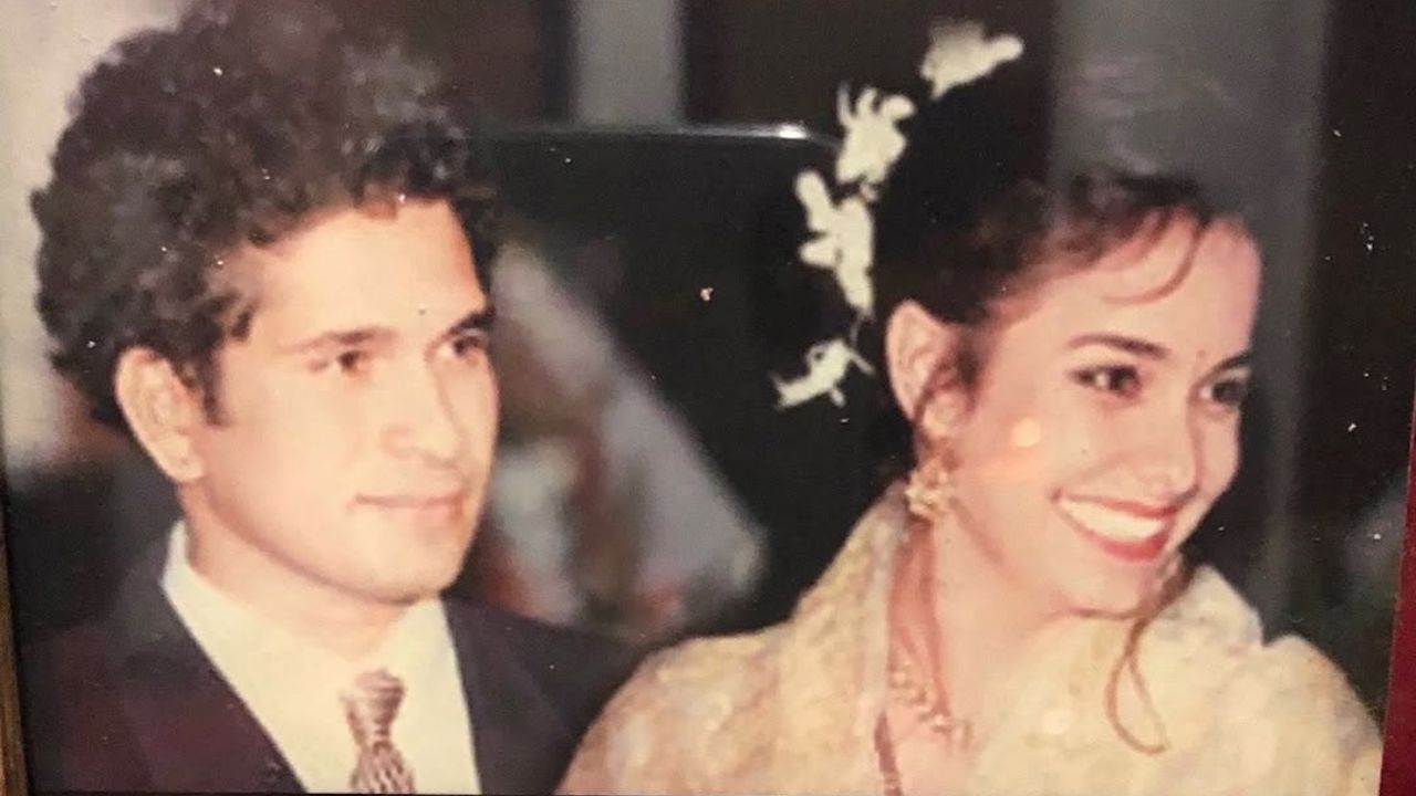 सचिन तेंडुलकर आणि अंजली तेंडुलकर हे दोघेही 24 मे 1995 मध्ये त्यांनी लग्न केले होते. सध्या त्यांना दोन मुले आहेत त्यांचा मुलगा अर्जुन तेंडुलकर आणि मुलगी सारा तेंडुलकर. फोटो सौजन्य : Instagram 