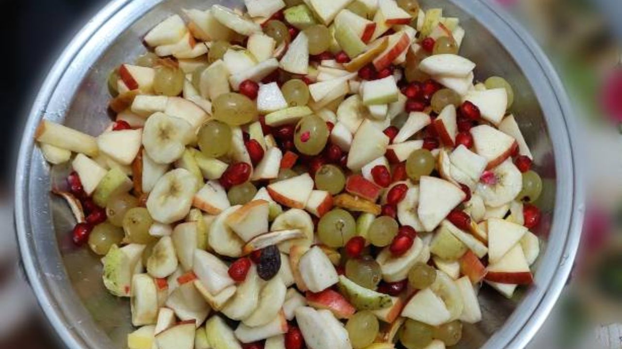 वाढलेले वजन कमी करताना फळांचे सेवन करावे. यामध्ये तुम्ही पपई, टरबूज, सफरचंद, डाळिंब, संत्री, केळी, किवी इत्यादी फळांचे सेवन करावे. फळे खाल्यामुळे शरीराला अनेक फायदे होतात. 