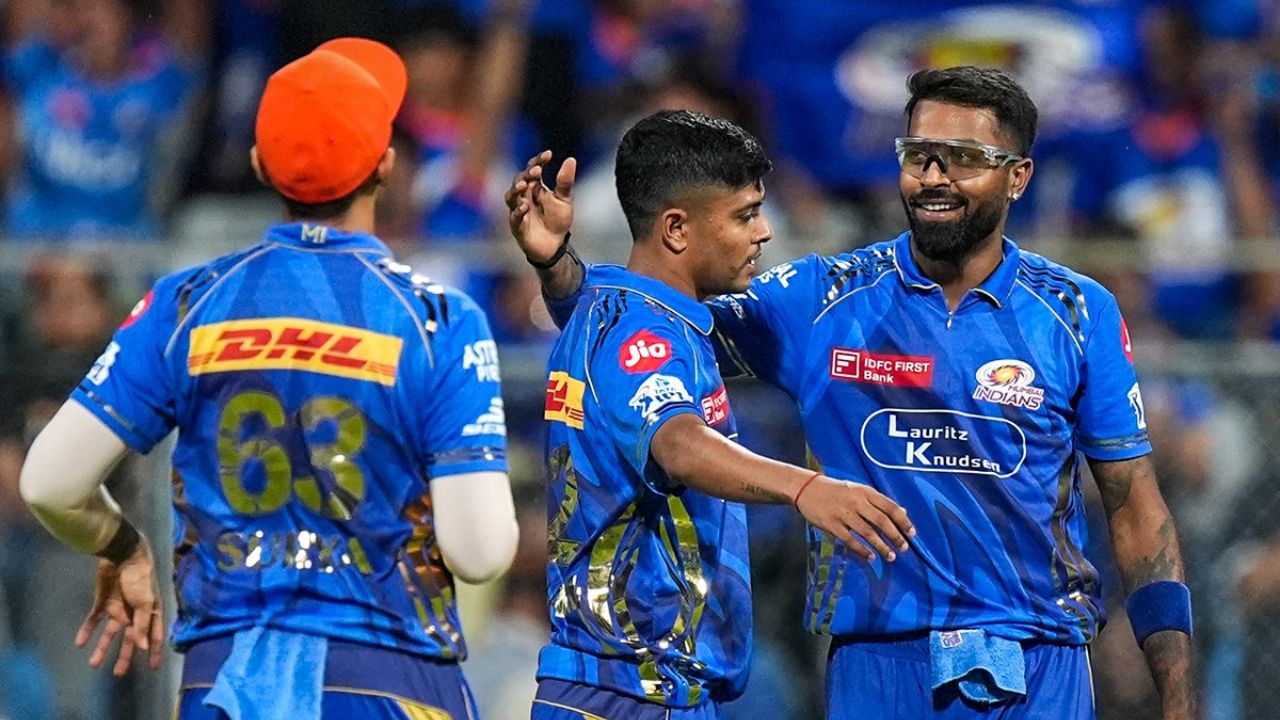 मुंबई इंडियन्स या यादीत दुसऱ्या क्रमांकावर आहे. मुंबईने एकूण २० प्लेऑफ सामने खेळले आहेत. गेल्या वर्षी एमआय लीग टप्प्यातून बाहेर पडला होता. एमआयने पाच आयपीएल ट्रॉफी देखील जिंकल्या आहेत. फोटो सौजन्य :  Mumbai Indians