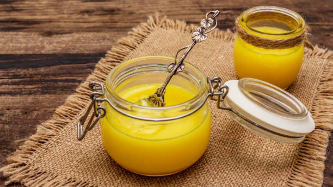 तुपामध्ये असलेले फॅटी अ‍ॅसिड त्वचेची खराब झालेली गुणवत्ता सुधारण्यासाठी मदत करते. एक चमचा तूप नियमित खाल्यास त्वचेवचरील हरवलेला ग्लो पुन्हा परत मिळण्यास मदत होईल.  