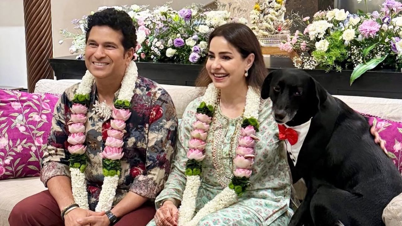 या फोटोमध्ये नक्कीच ते त्यांची एनिवर्सरी साजरा करताना दिसत आहेत, त्याचबरोबर त्यांचा कुत्रा देखील या फोटोमध्ये पोज देताना दिसत आहे. फोटो सौजन्य : Instagram 