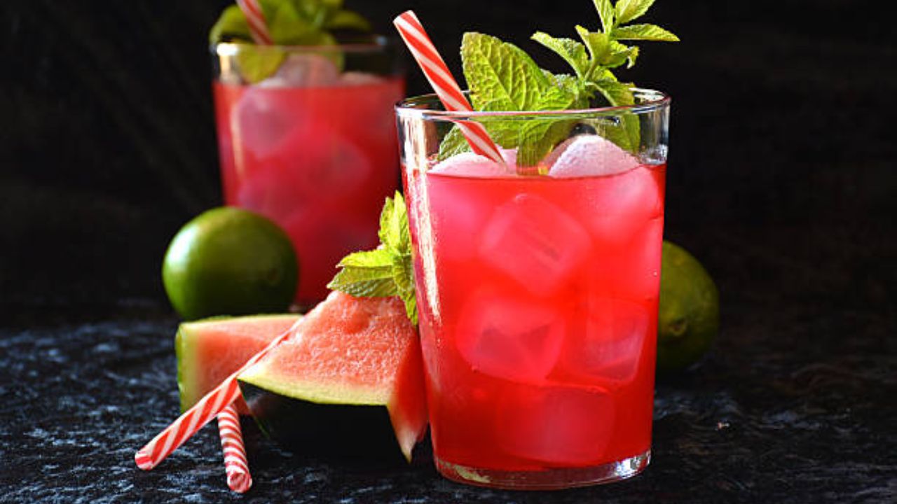 १० मिनिटांमध्ये घरी बनवा थंडगार चविष्ट वॉटरमेलन मोजिटो