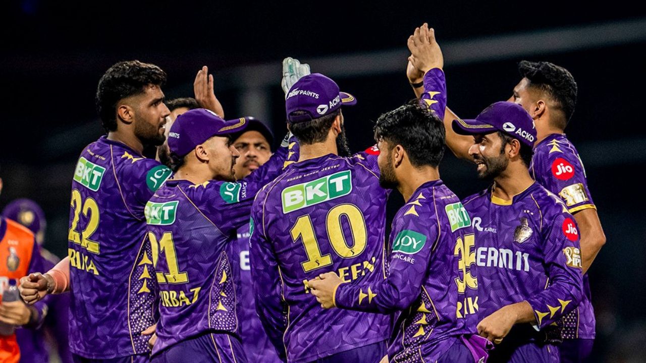 कोलकाता नाईट रायडर्सनेही १५ प्लेऑफ सामने खेळले आहेत. केकेआरने २०२४ मध्ये जेतेपद जिंकले होते पण २०२५ मध्ये अपेक्षेनुसार कामगिरी करू शकले नाही. केकेआरने एकूण तीन आयपीएल जेतेपदे जिंकली आहेत. फोटो सौजन्य :  KolkataKnightRiders