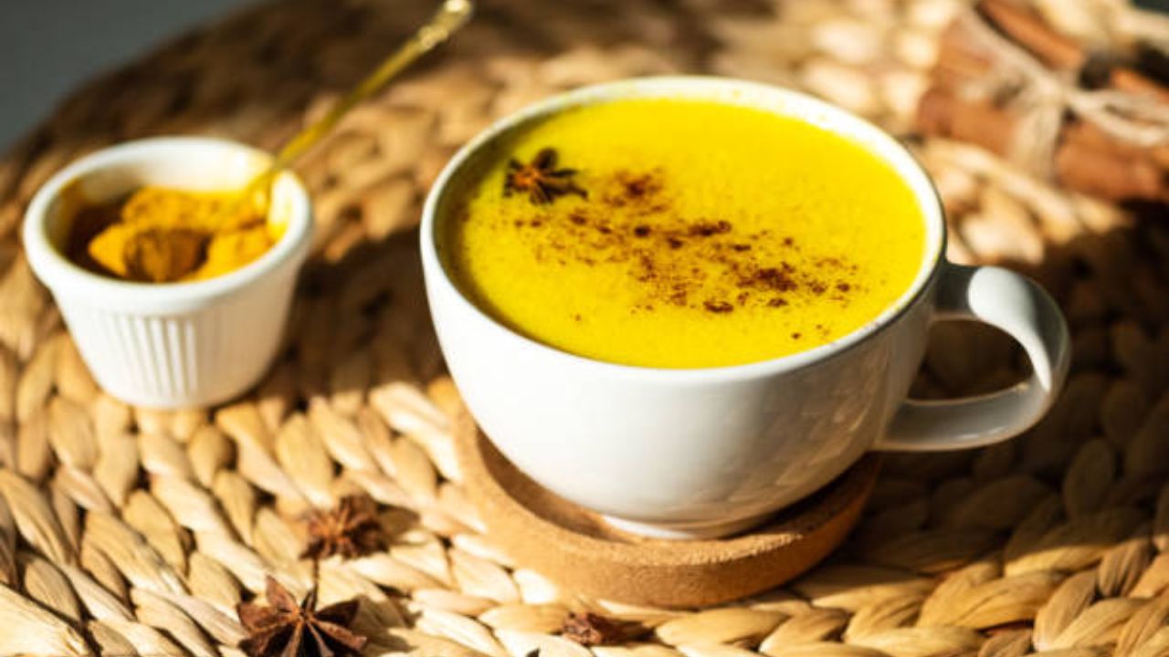 हळदीमध्ये असलेले करक्यूमिन थायरॉईडसाठी फायदेशीर आहे. यामध्ये अँटीऑक्सिडंट आणि अँटी-इंफ्लेमेटरी गुणधर्म भरपूर प्रमाणात आढळून येतात. त्यामुळे एक ग्लास कोमट पाण्यात चिमूटभर हळद टाकून नियमित सेवन करावे. 