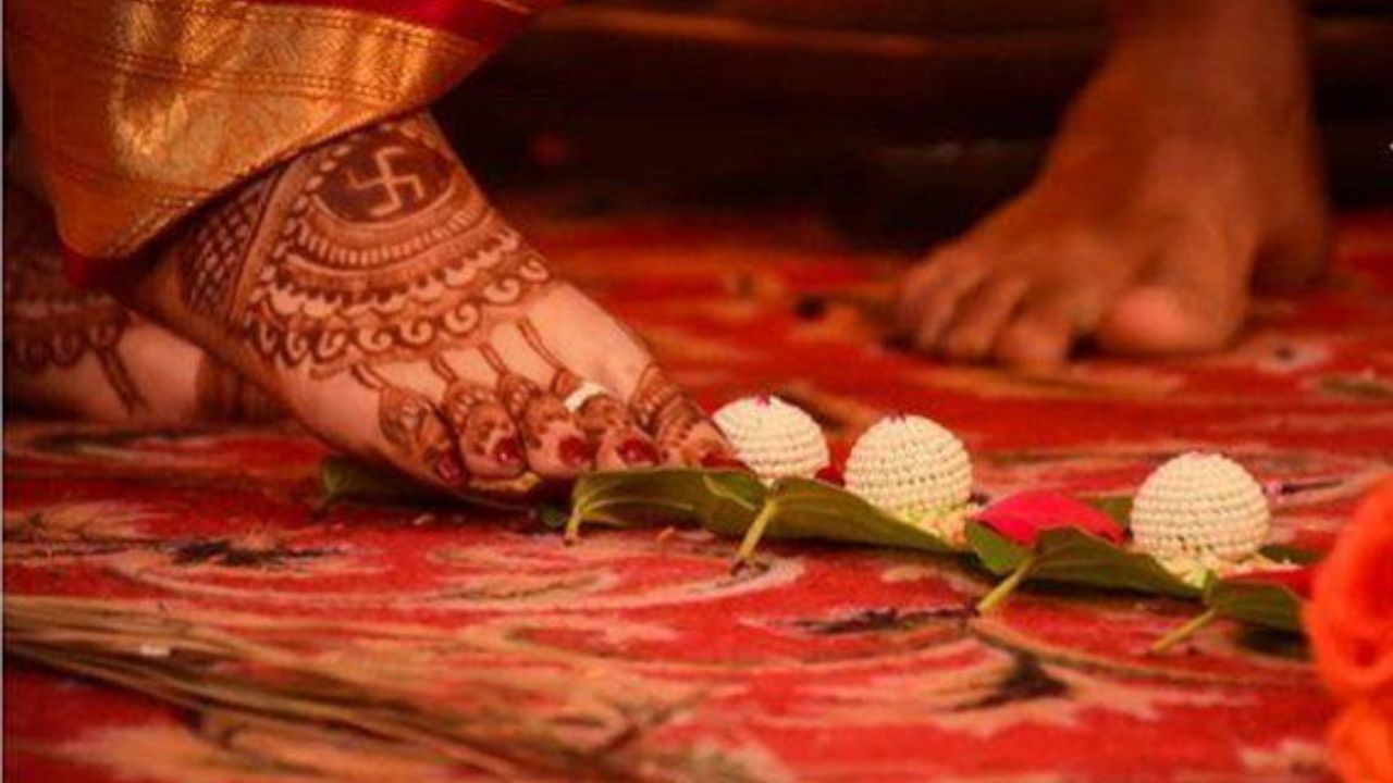 विवाहात सोहळ्यात सप्तपदी घेताना तुम्ही वेगवेगळ्या डायमंड किंवा इतर मणी लावून डिझाईन केलेल्या सुपाऱ्यांचा वापर करू शकता. या सुपाऱ्या विड्याच्या पानांवर अतिशय सुंदर दिसतील.  