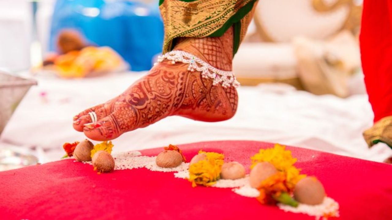 पारंपरिक पद्धतीमध्ये सुपाऱ्यांचा वापर करून सुद्धा सुंदर डेकोरेशन करता येईल. सप्तपदीसाठी साध्या सुपाऱ्या घेऊन त्याभोवती तुम्ही पांढऱ्या फुलांचे डेकोरेशन करू शकता. 