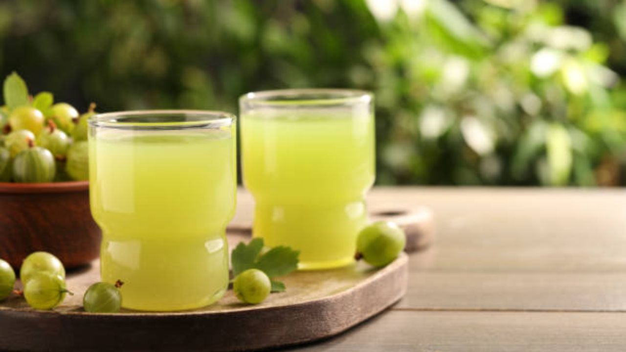 आवळ्याच्या रसात मोठ्या प्रमाणात विटामिन सी आढळून येते. सकाळी रिकाम्या पोटी ताज्या आवळ्याचा रस प्यायल्यास शरीरातील कोलेस्ट्रॉल कमी होण्यासोबतच रोगप्रतिकारशक्ती सुद्धा निरोगी राहील. 