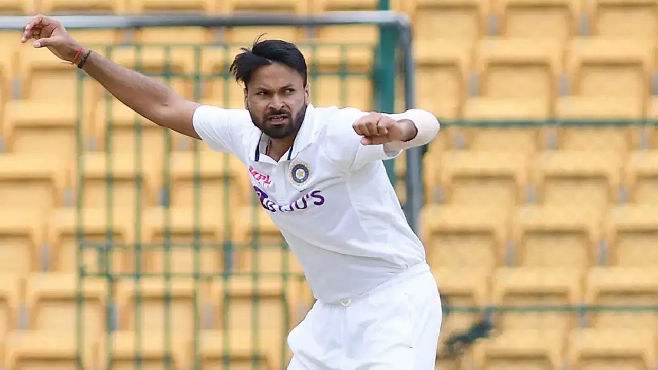 काही काळापूर्वी मुकेश कुमार हा भारतीय संघात वेगवान गोलंदाजीसाठी तिसरा पर्याय म्हणून उदयास आला होता. तो इंग्लंडमध्ये खेळणाऱ्या भारत अ संघाचाही भाग आहे. पण मुकेश कुमारला मुख्य संघात स्थान देण्यात आलेले नाही. फोटो सौजन्य : X