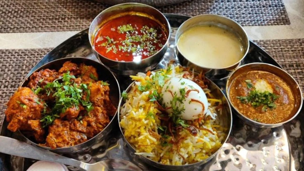 कोल्हापूरचे नाव ऐकल्यानंतर डोळ्यांसमोर येणारा पदार्थ म्हणजे चिकन तांबडा पांढरा रस्सा. या पदार्थांची चव चाखण्यासाठी लाखो पर्यटक कोल्हापूरमध्ये जातात. 