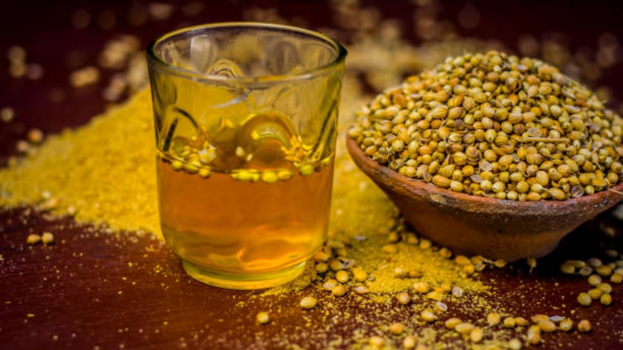 धण्यांमध्ये अँटी-ऑक्सिडंट्स आणि डिटॉक्सिफायिंगमध्ये गुणधर्म मोठ्या प्रमाणावर आढळून येतात. याशिवाय शरीरात साचलेले विषारी घटक बाहेर पडून जातात आणि पोट स्वच्छ होते. 