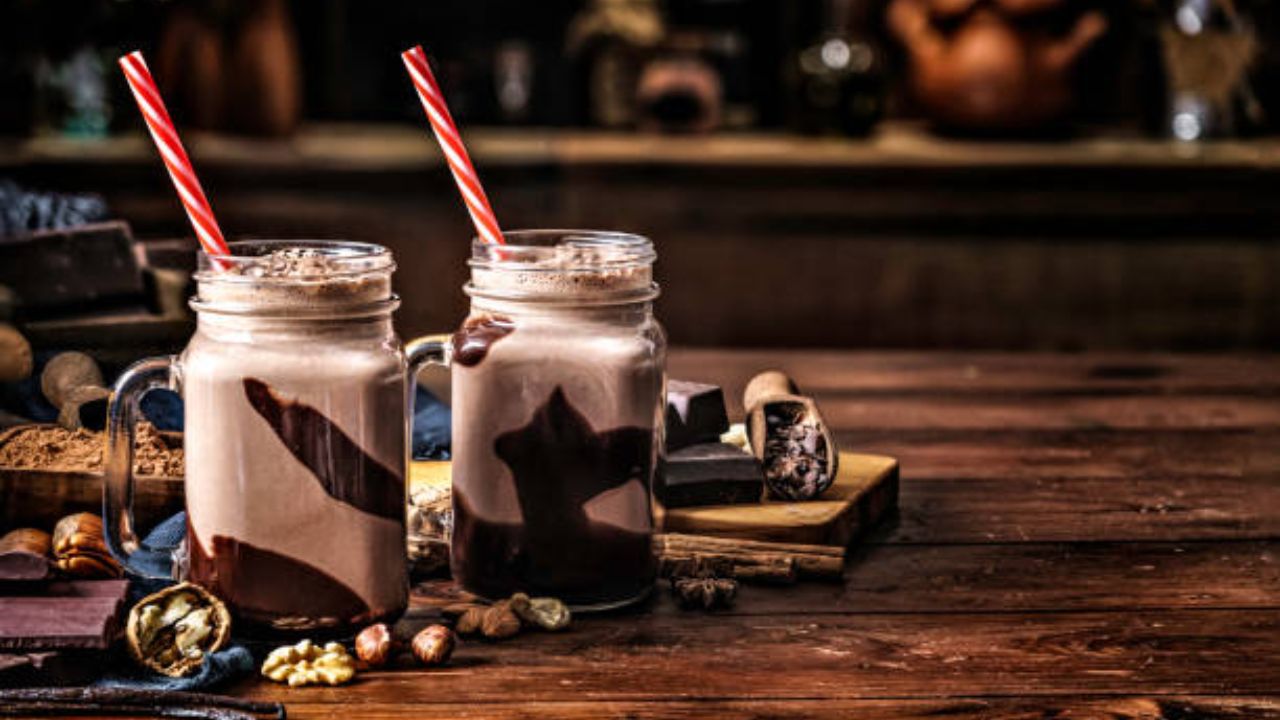 १० मिनिटांमध्ये घरच्या घरी लहान मुलांसाठी बनवा थंडगार कोको मिल्क! विकतचा मिल्कशेक विसरूनच जाल