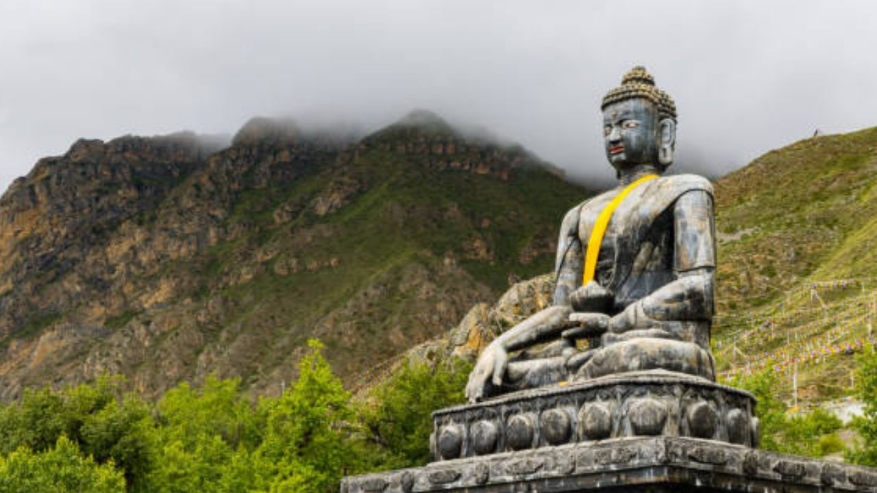 सम्यक आजीविका : कुटुंब आणि संसारासाठी मनुष्याला व्यवसाय करणं महत्त्वाचं आहे. मात्र आपल्या स्वार्थासाठी इतरांना हानी होईल असा व्यवयाय करु नये. 