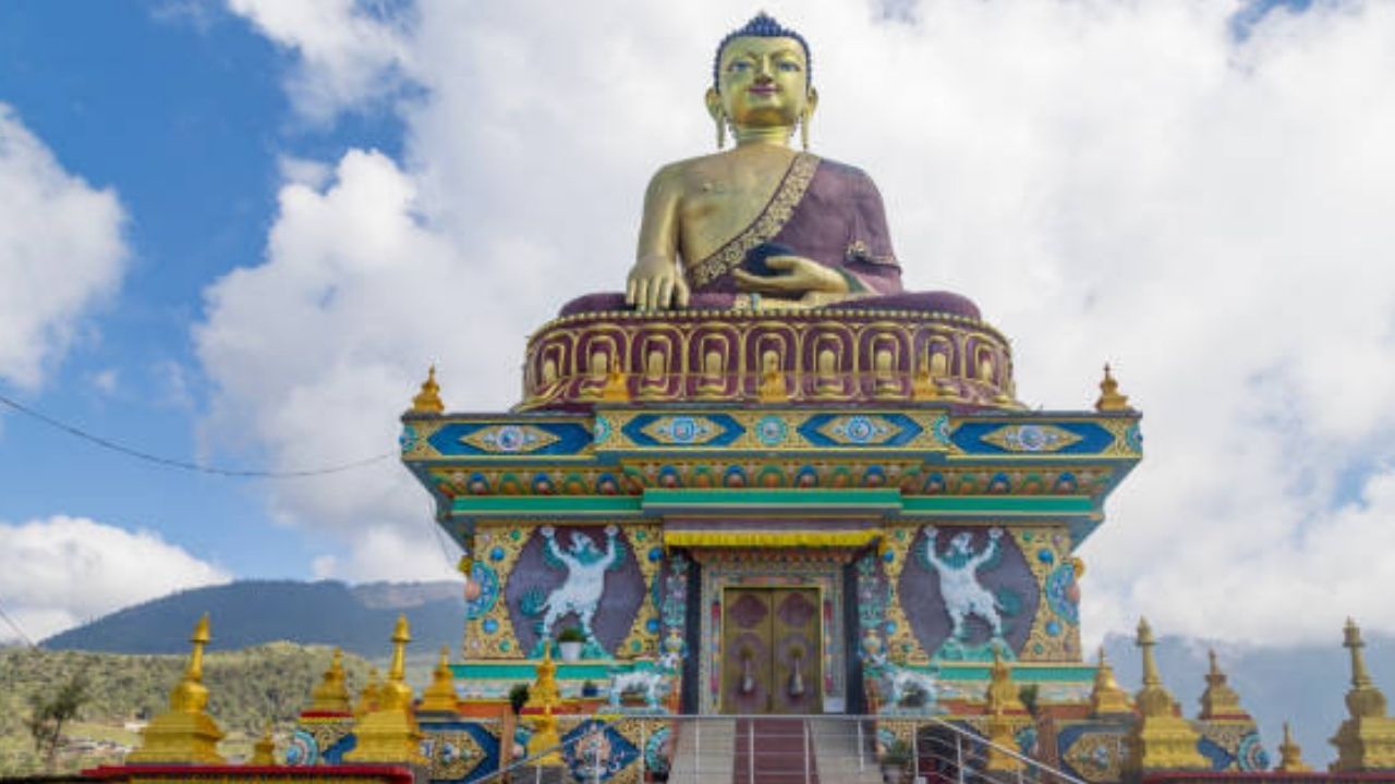 सम्यक कर्म : सम्यक कर्म म्हणजे सत्कर्म करणं. प्राणी मात्रांवर भूतदया दाखवणं. तसंच हिंसा, चोरी, किंवा व्यभिचारापासून मनाला लांब ठेवणं. 