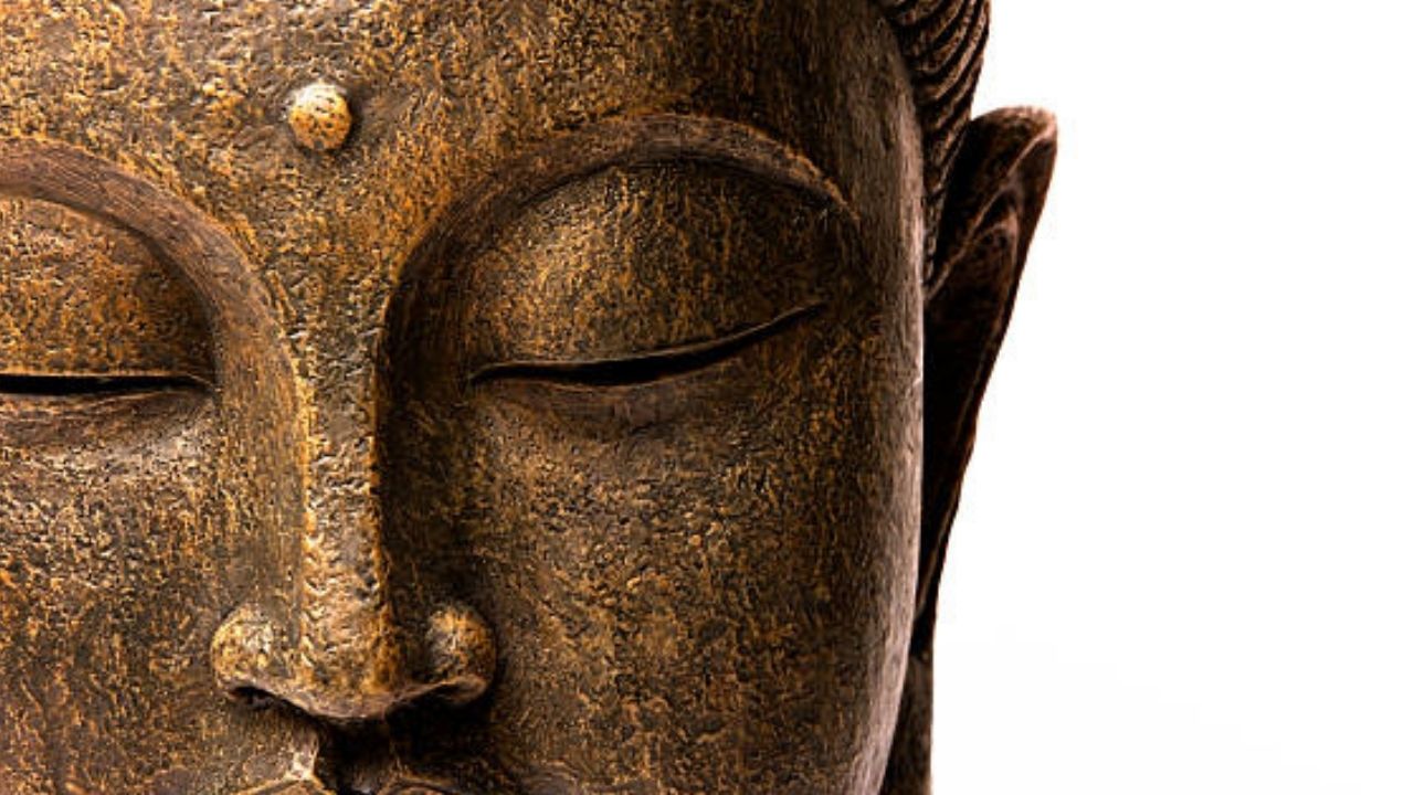 . सम्यक वाणी: कोणत्याही परिस्थितीत सत्य बोलणं म्हणजे सम्यक वाणी.   खोटे बोलणे, द्वेषपूर्ण बोलणे किंवा कठोर बोलणे हे मानव जातीसाठी योग्य नाही. 