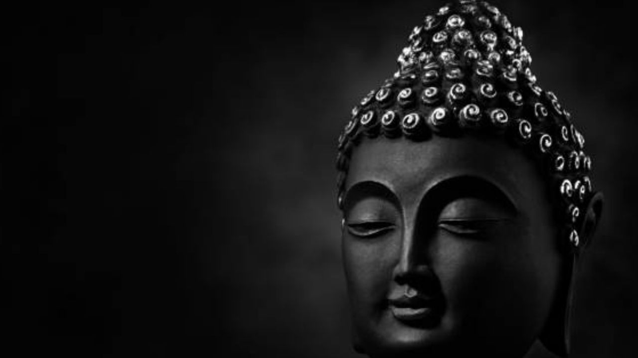 सम्यक स्मृती: आयुष्यात त्रास , वेदना होतील अशा आठवणींना विसरुन ज्या आठवणींनी तुम्हाला आनंद होतो. ज्या आठवणी तुम्हाला दु:ख देतात अशा स्मृती आयुष्यात बाहेर काढणे. 
