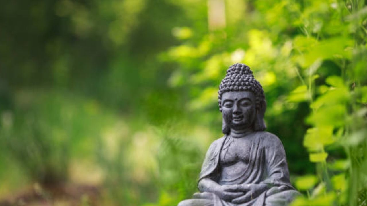 सम्यक व्यायाम : योग्य आहाराप्रमाणे शरीराला तंदुरुस्त ठेवण्यासाठी योग्य व्यायाम ही महत्त्वाचा आहे. मानसिक आरोग्याचा संबंध शरीराशी देखील आहे, त्यामुळे व्यायाम हा महत्वाचा भाग आहे. 