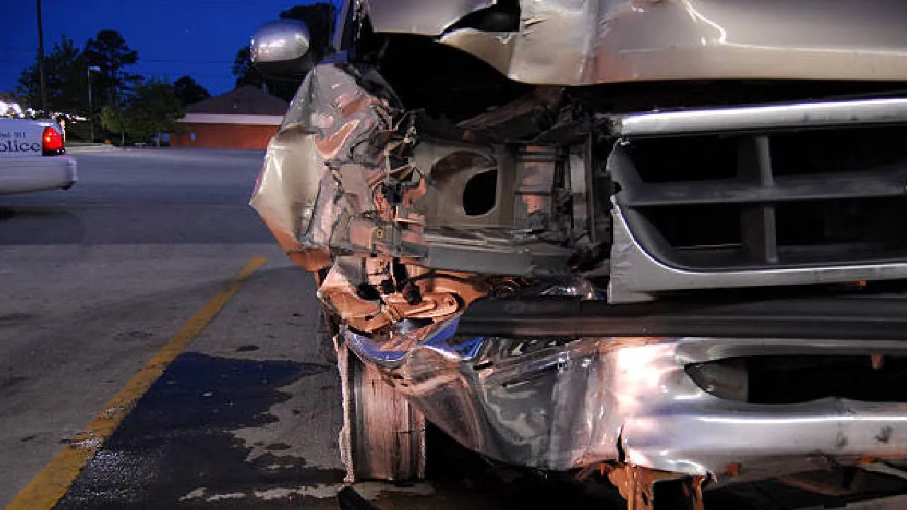 Pune  Accident : भरधाव वेगातील कारची दुचाकीला धडक; अपघातात तरुणाचा मृत्यू