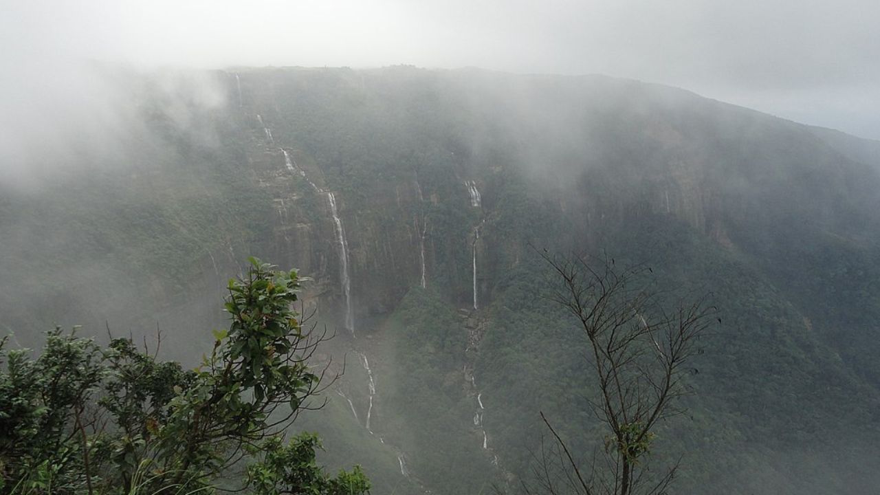 मेघालय राज्यातील चेरापुंजी हे खास पावसाळा आणि धबधब्यांसाठी प्रसिद्ध आहे. भारतात सर्वात जास्त पाऊस हा चेरापुंजी येथे होतो. 